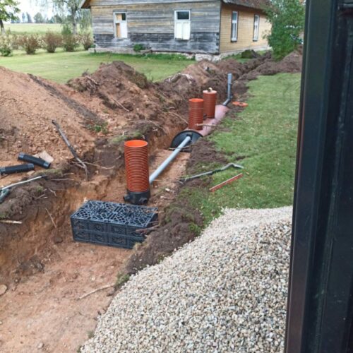 Kanalisatsioonitrassi paigaldus eluamaja lähedale.
